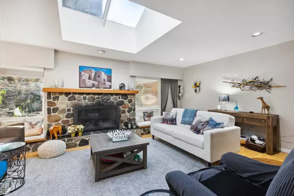 West Vancouver, BC V7V 2N7,4028 Rose CRES