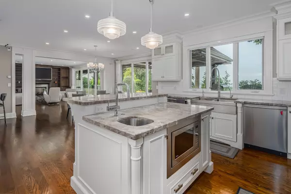 2638 Queens AVE West Vancouver, BC V7V 2Z1