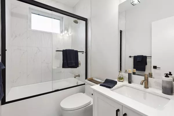 1330 W 15th ST North Vancouver, BC V7P 1N2