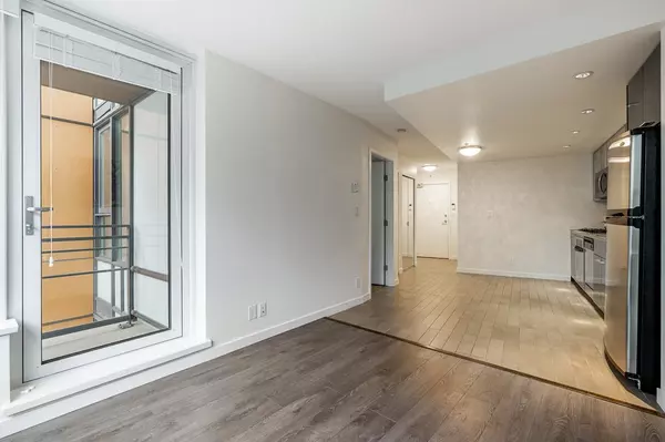 33 Smithe ST #1207 Vancouver, BC V6B 0B5