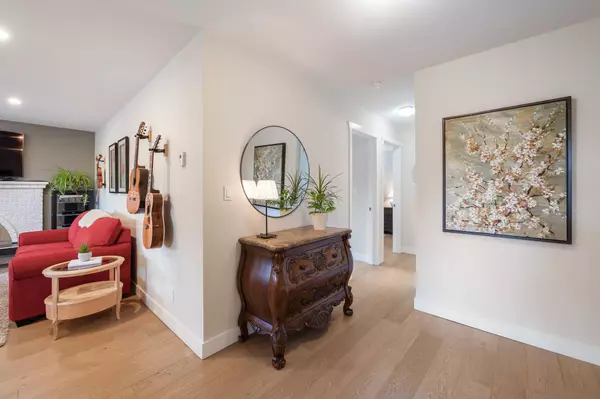 White Rock, BC V4B 3W5,1390 Martin ST #305