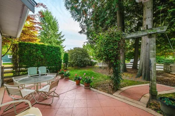 15055 20th AVE #8, Surrey, BC V4A 9Y2