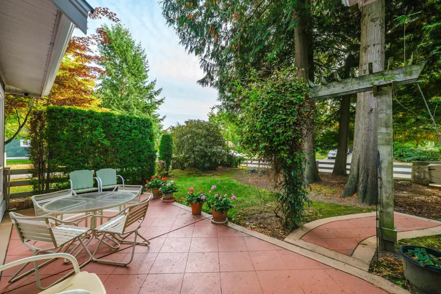 15055 20th AVE #8, Surrey, BC V4A 9Y2