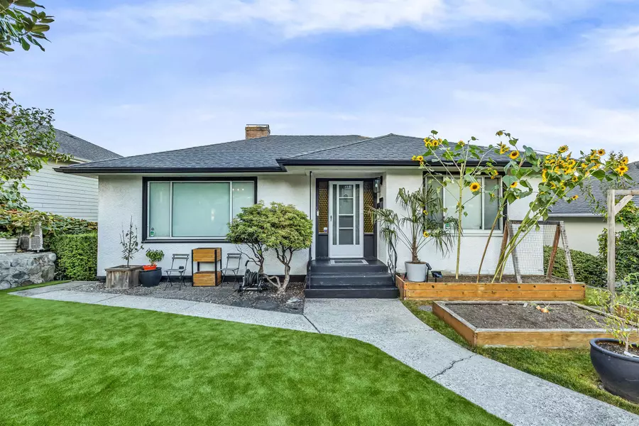 831 Surrey ST, New Westminster, BC V3L 4W3