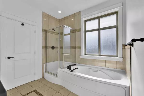 Surrey, BC V4P 0E3,14636 36a AVE