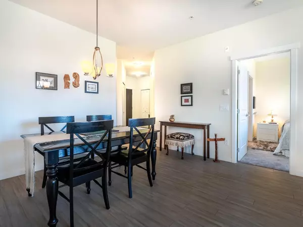 North Vancouver, BC V7M 3L8,717 Chesterfield AVE #203