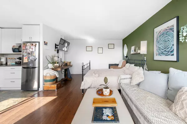 North Vancouver, BC V7L 3G8,145 St. Georges AVE #706