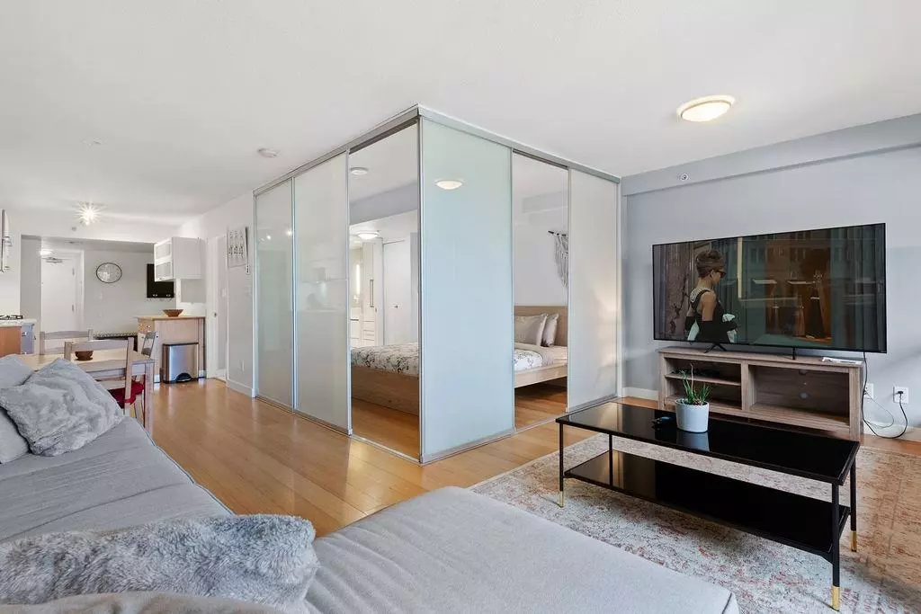 Vancouver, BC V6A 0B1,718 Main ST #406