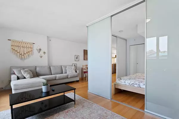 Vancouver, BC V6A 0B1,718 Main ST #406