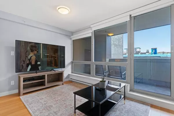 Vancouver, BC V6A 0B1,718 Main ST #406