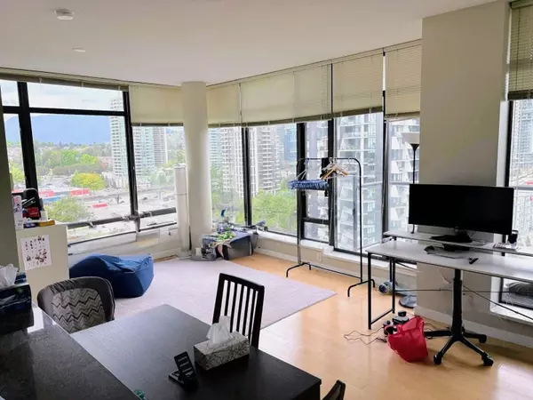 Burnaby, BC V5C 4B1,4250 Dawson ST #1703