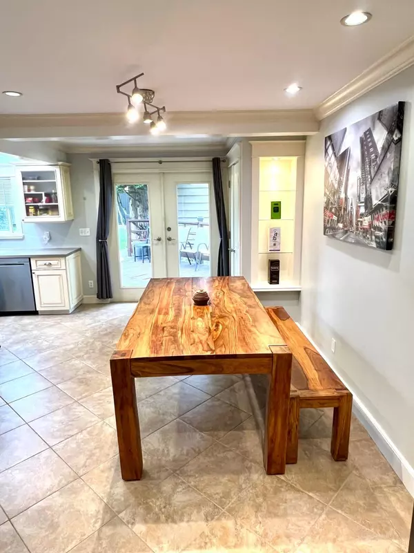 Burnaby, BC V3N 3J2,7688 Burgess ST