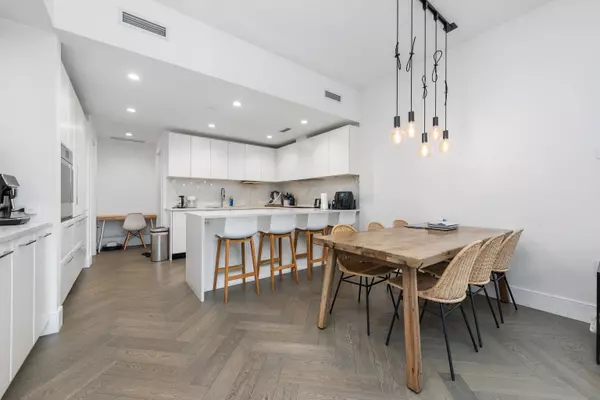 Vancouver, BC V5Z 2Z1,528 W 30th AVE