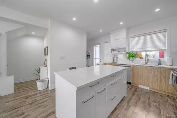 Coquitlam, BC V3B 0G7,3423 Roxton AVE #102