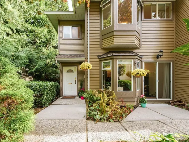 8804 Robins CT, Burnaby, BC V5A 4K7