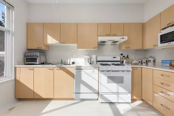 Richmond, BC V7C 5T8,3711 Robson CT #42