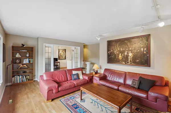 North Vancouver, BC V7H 2T7,950 Roche Point DR