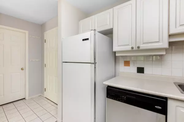 Surrey, BC V4P 1H2,2855 152 ST #202