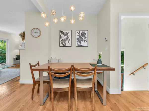 2433 Philip AVE North Vancouver, BC V7P 2W7