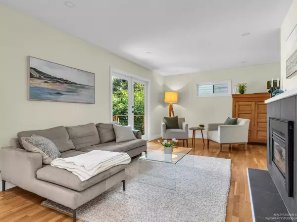 North Vancouver, BC V7P 2W7,2433 Philip AVE