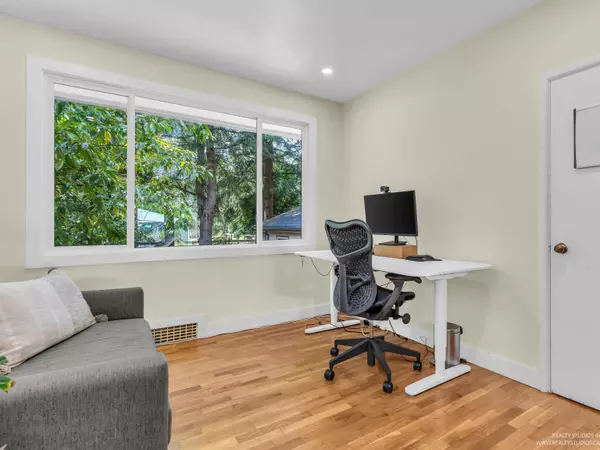 2433 Philip AVE North Vancouver, BC V7P 2W7