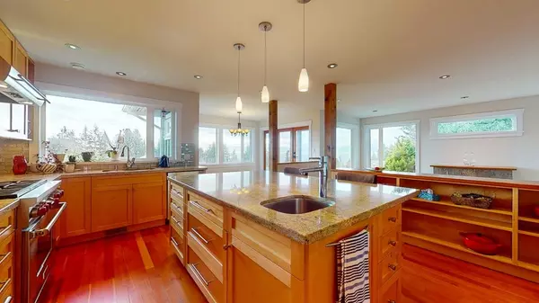 Sechelt, BC V7Z 0B9,5012 Geer RD