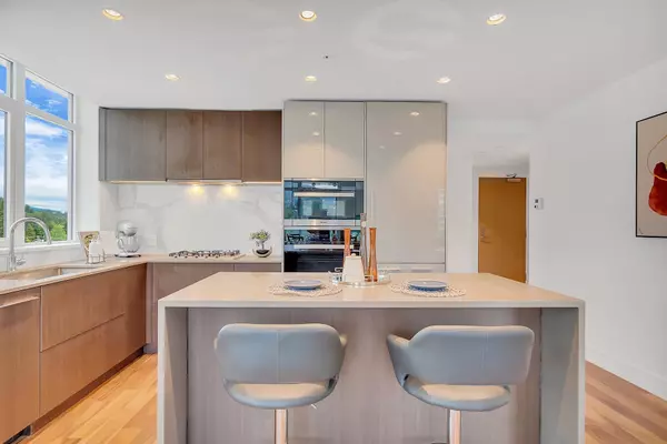 North Vancouver, BC V7P 0E2,1632 Lions Gate LN #607