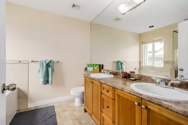 North Vancouver, BC V7L 3B6,240 East 21 ST