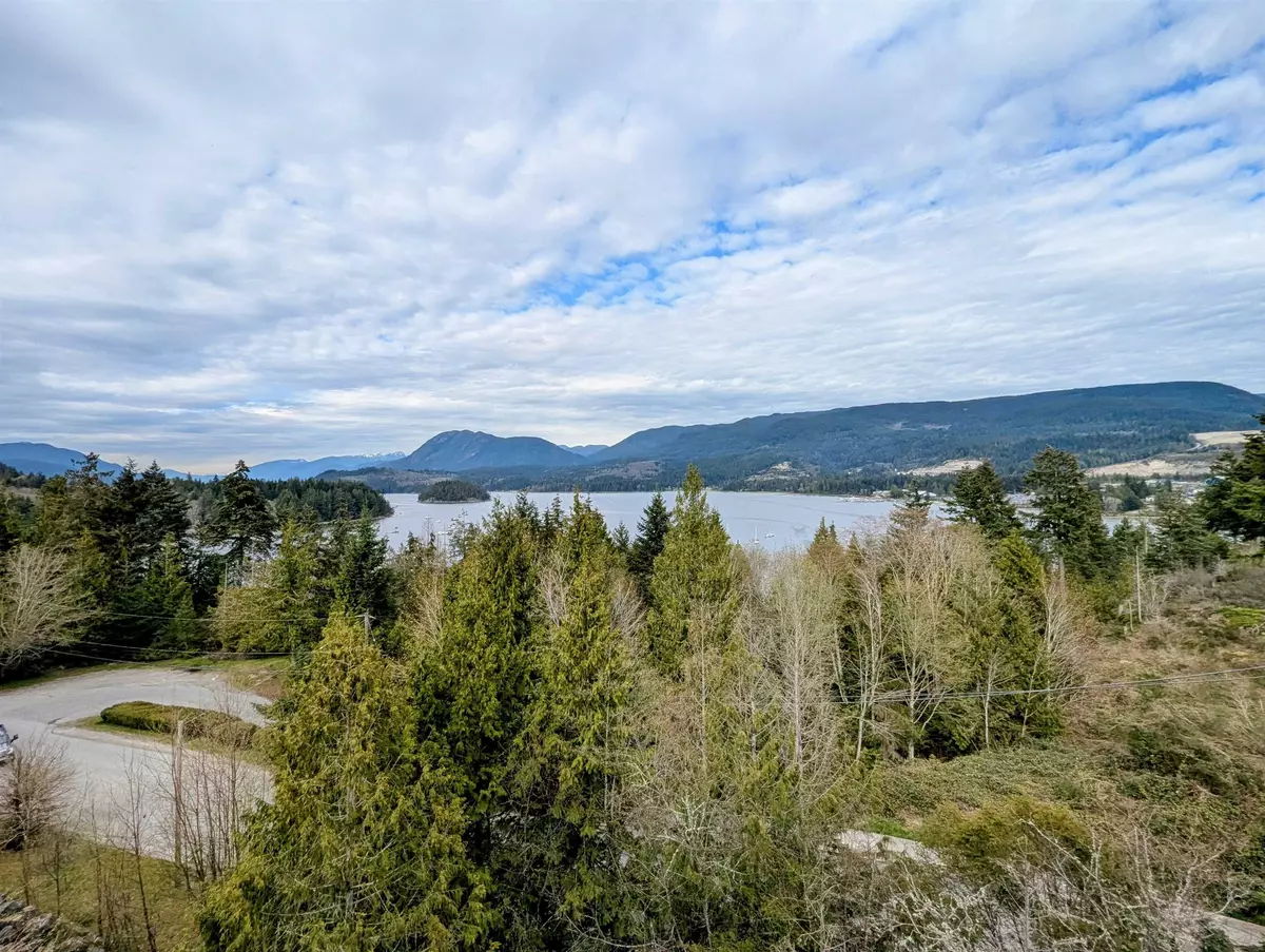 Sechelt, BC V7Z 0K5,5780 Trail AVE #322