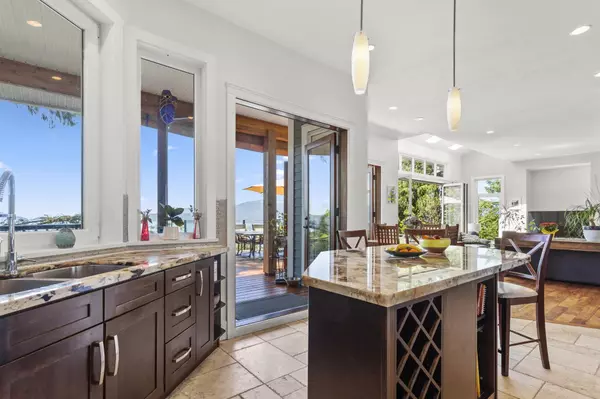 220 Panorama RD Lions Bay, BC V0N 2E0