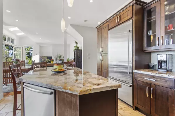 220 Panorama RD Lions Bay, BC V0N 2E0