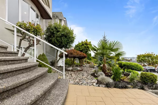 Burnaby, BC V5B 1G7,38 N Glynde AVE