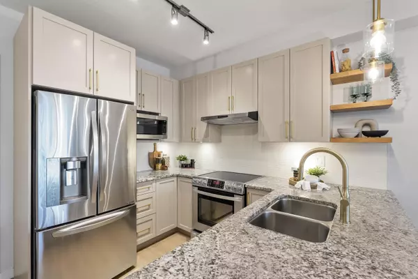 Surrey, BC V4N 6J9,6480 194 ST #211