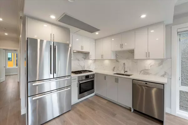 Vancouver, BC V6P 4A4,7553 Oak ST