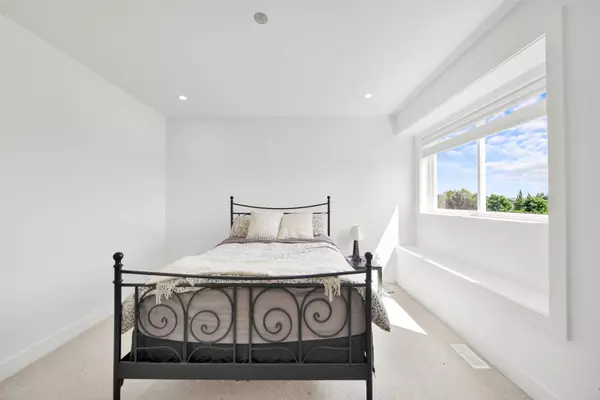 19415 70 AVE Surrey, BC V4N 1N2