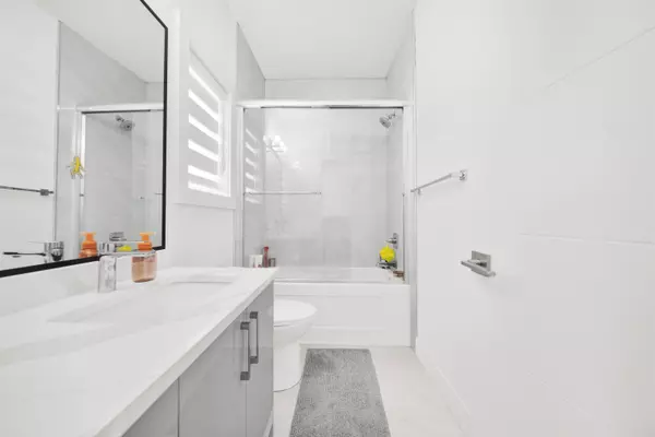 19415 70 AVE Surrey, BC V4N 1N2