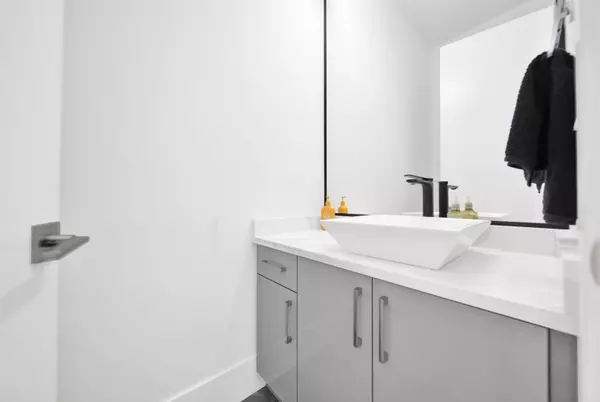 19415 70 AVE Surrey, BC V4N 1N2