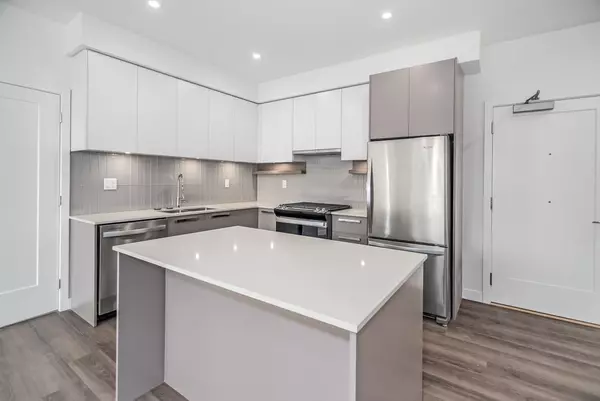 Surrey, BC V3W 3V9,13788 76 AVE #406