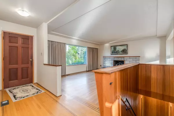 Burnaby, BC V5A 1Y3,7046 Hillview ST