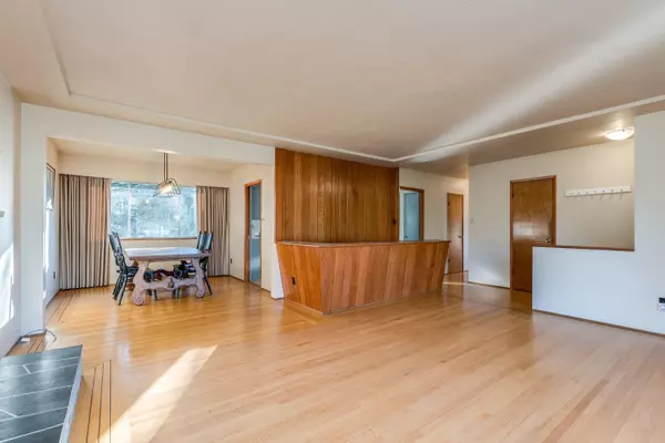 Burnaby, BC V5A 1Y3,7046 Hillview ST