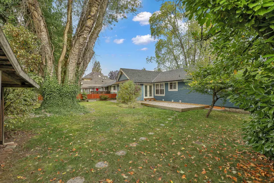 9671 153a ST, Surrey, BC V3R 4J1