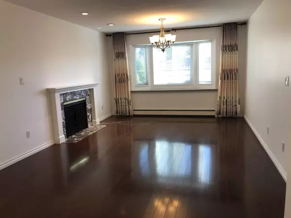 Vancouver, BC V6P 2T9,756 W 68th AVE