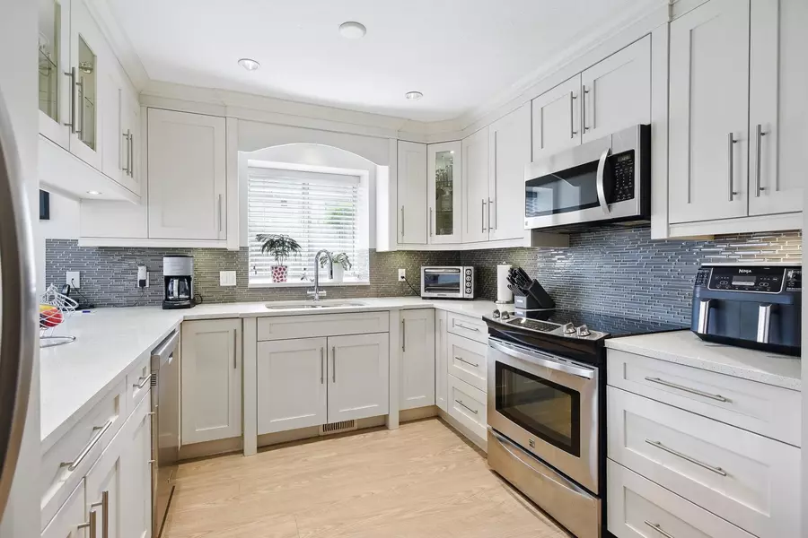 11441 Surrey RD, Surrey, BC V3R 5T4