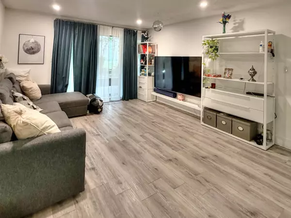 Burnaby, BC V3N 4P5,9857 Manchester DR #218