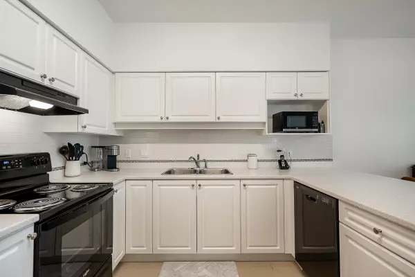 13911 70 AVE #202, Surrey, BC V3W 6B4