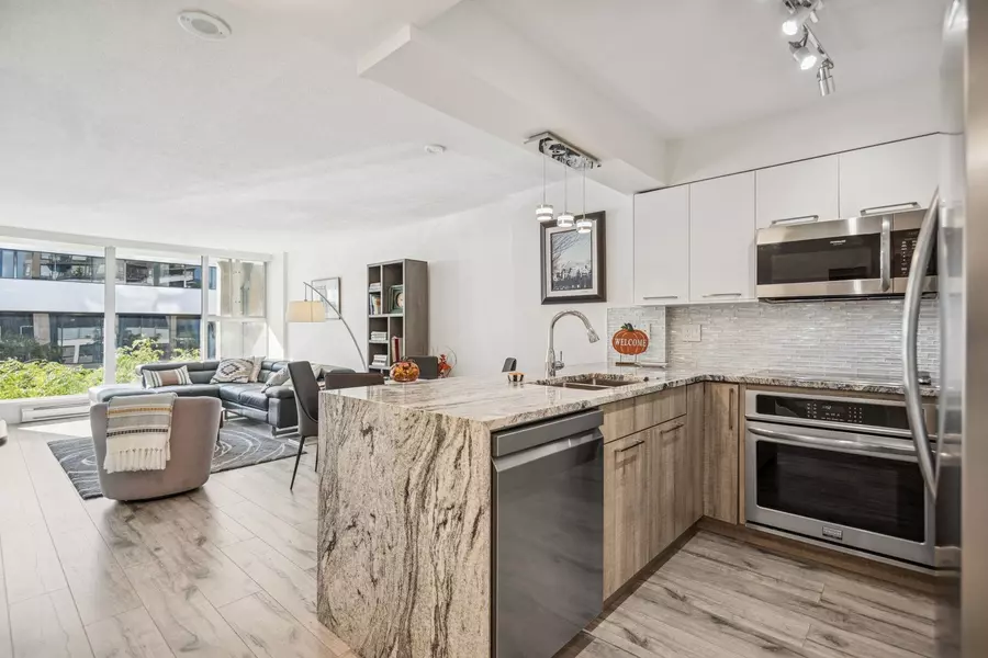 1633 W 8th AVE #205, Vancouver, BC V6J 5H7