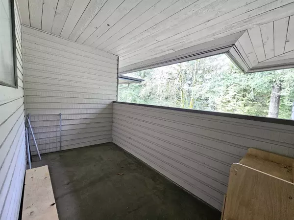 Surrey, BC V3R 6X8,10539 Holly Park LN