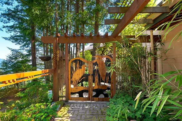 Bowen Island, BC V0N 1G2,941 Valhalla PL