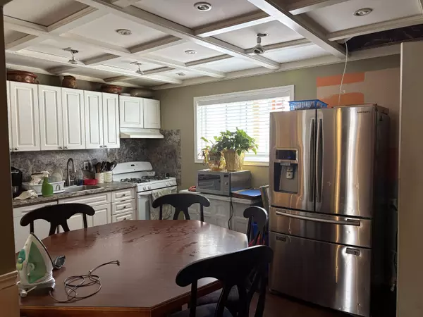 Surrey, BC V3R 5G3,13983 Grosvenor RD