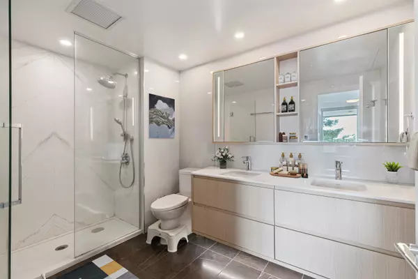 White Rock, BC V4B 0C1,15165 Thrift AVE #901
